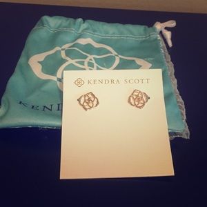 Stylish Kendra Scott earrings— BRAND NEW!!